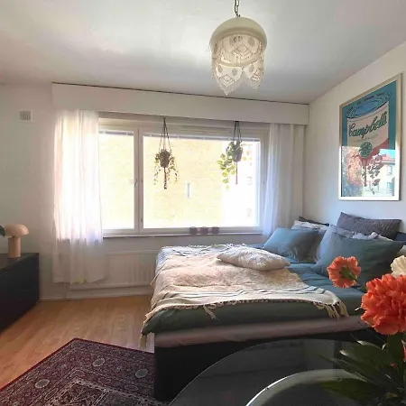 And Hip W King Bed, 50m Tram And Bus, Netflix