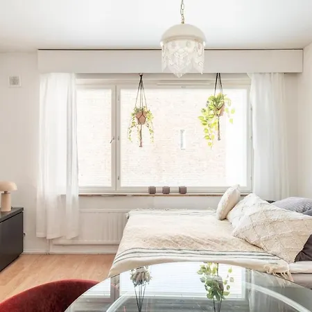 And Hip W King Bed, 50m Tram And Bus, Netflix *