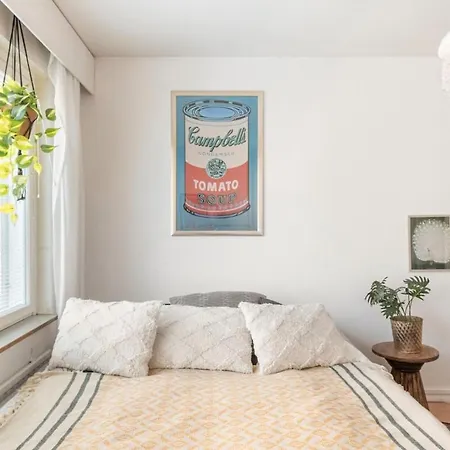And Hip W King Bed, 50m Tram And Bus, Netflix